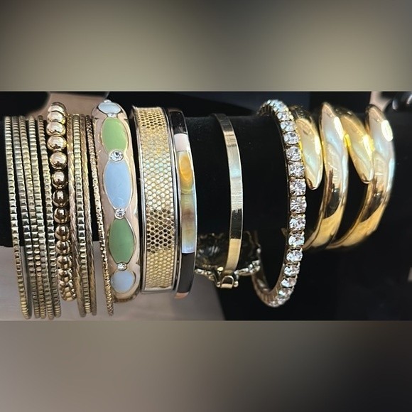 21.  Crated Stack of Sixteen Preloved Bracelets - Picture 1 of 1